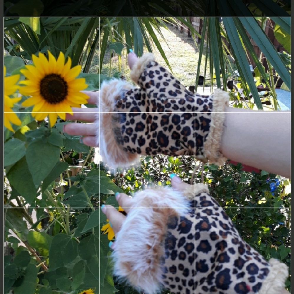 NWT! Lot of 8 LEOPARD LIGHT-BROWN Fingerless Gloves!